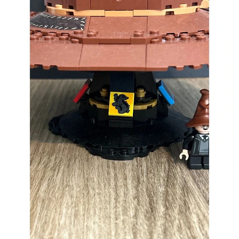 LEGO Harry Potter Talking Sorting Hat 76429 Hogwarts Crests Minifigure 561 Pcs